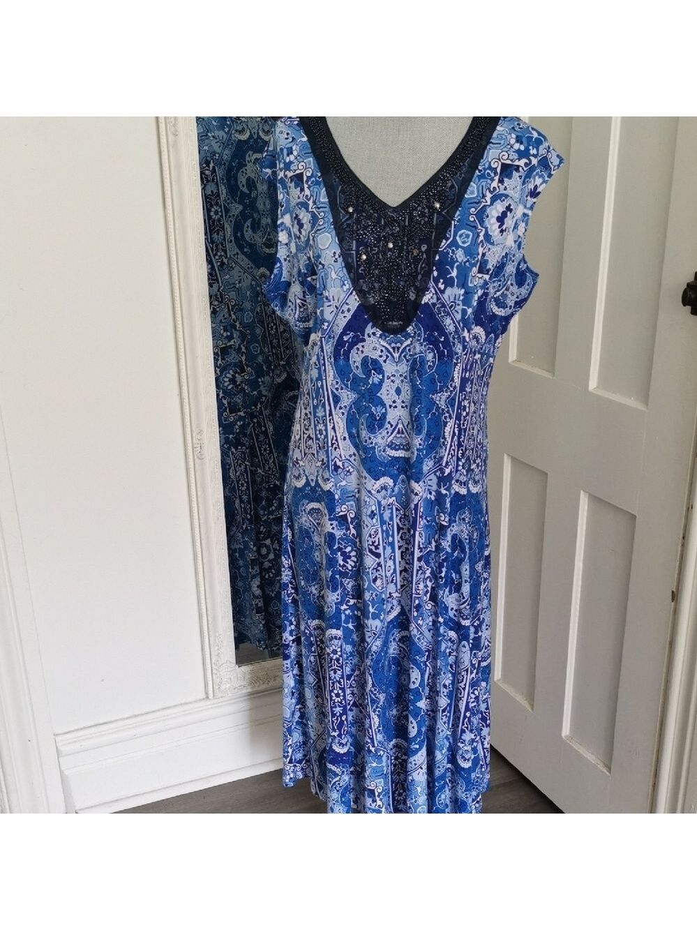 TanJay Petite blue/white floral medallion patterns midi dressSleeveless.Size 16